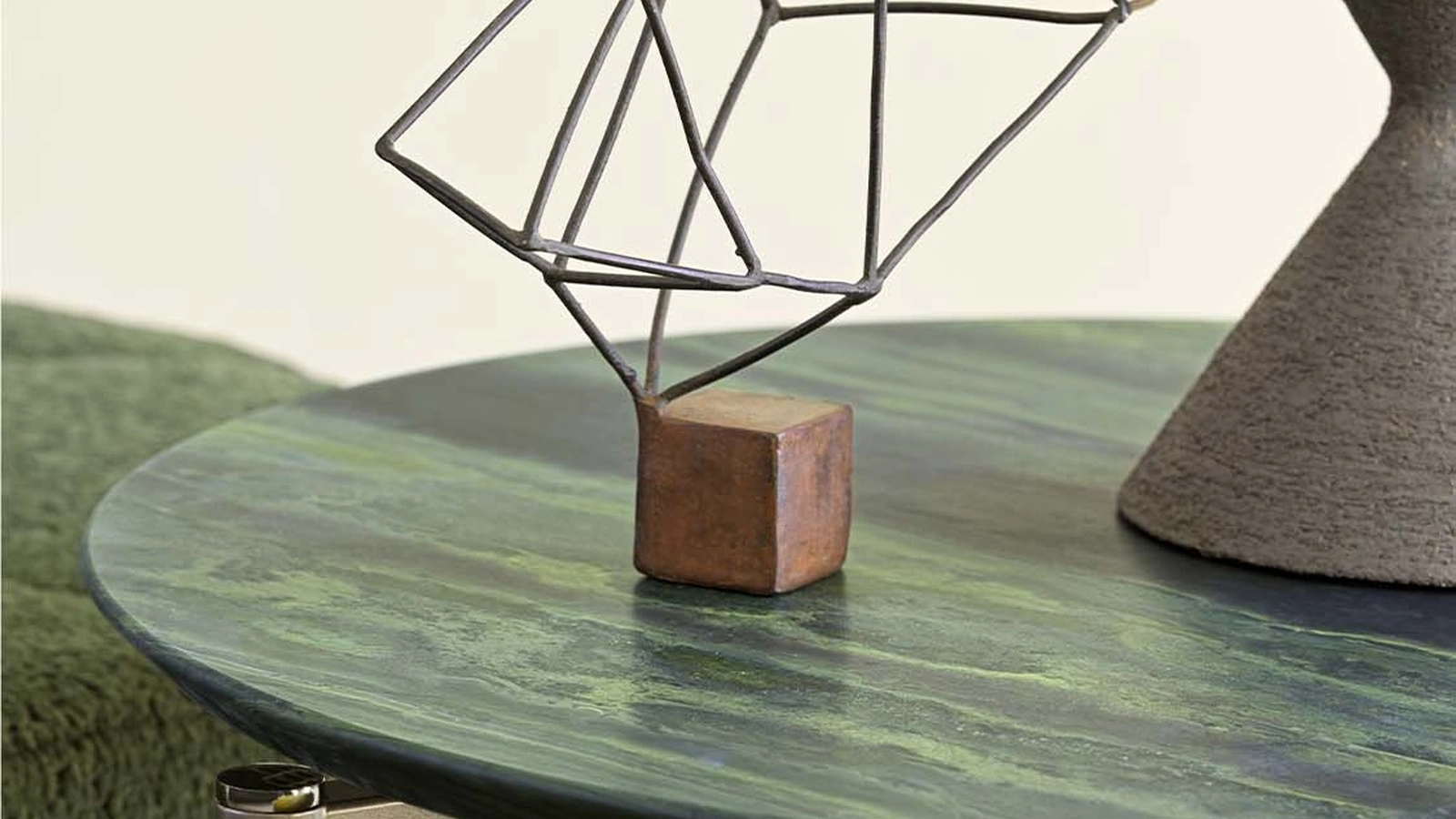 Tavolino moderno Iko in ferro brunito opaco con piano in marmo di Flou