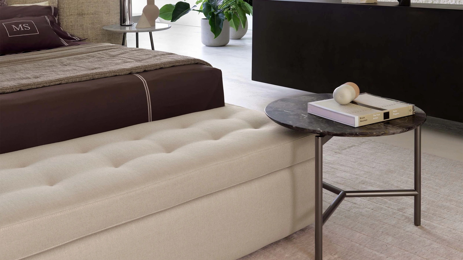 Tavolino moderno Iko in ferro brunito opaco con piano in marmo di Flou