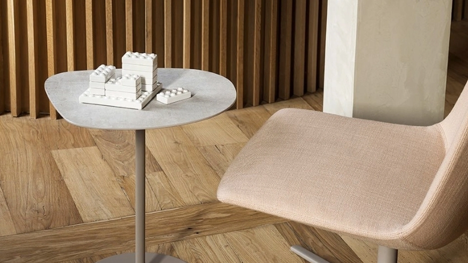 Tavolino Mixit con top in ceramica di Desalto