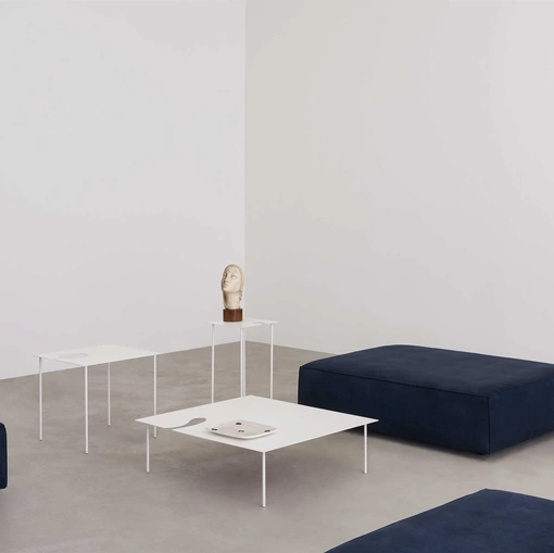 Tavolino Softer than Steel con piano in lamiera e gambe in tondino d'acciaio laccato di Desalto