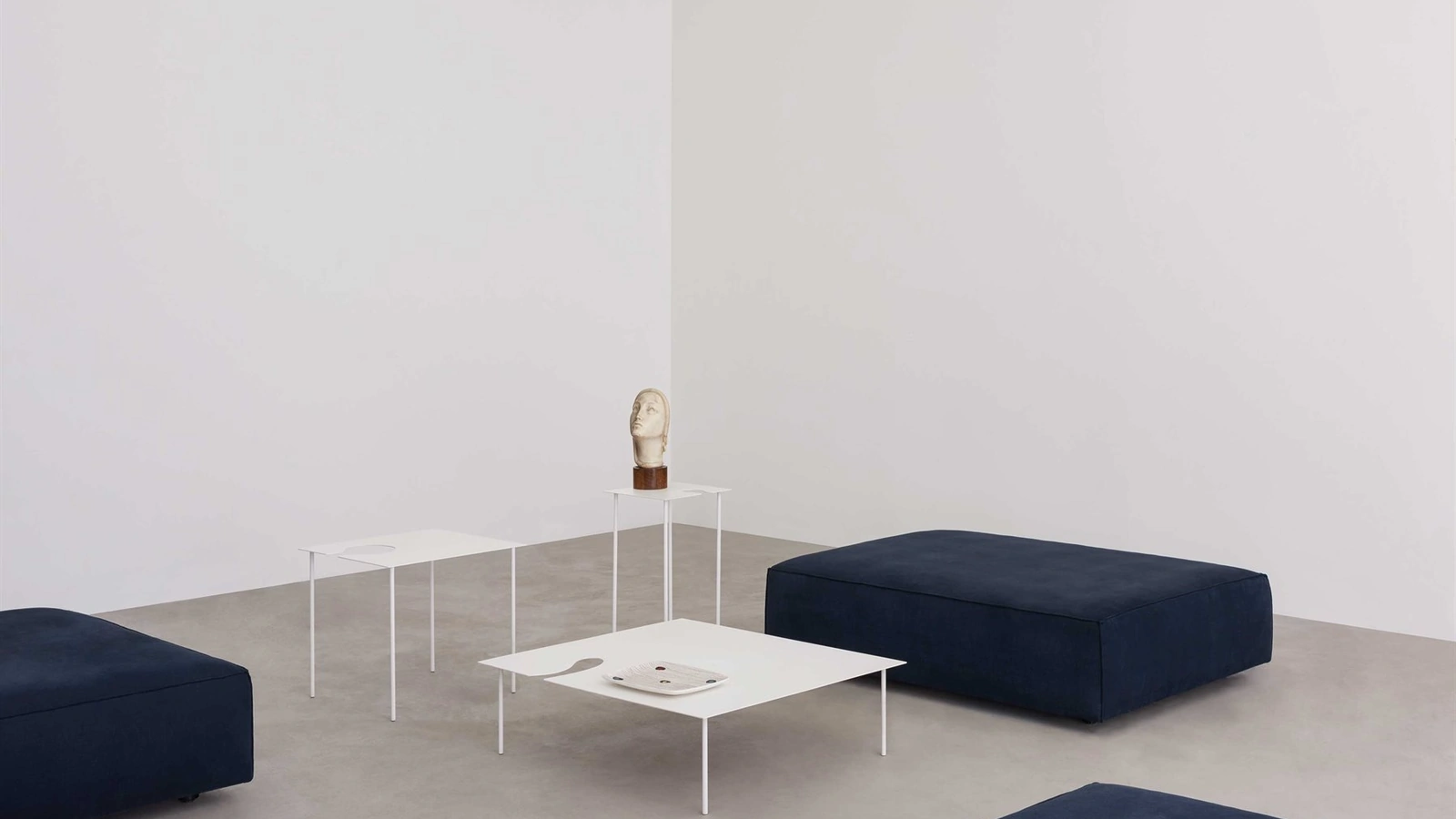 Tavolino Softer than Steel con piano in lamiera e gambe in tondino d'acciaio laccato di Desalto