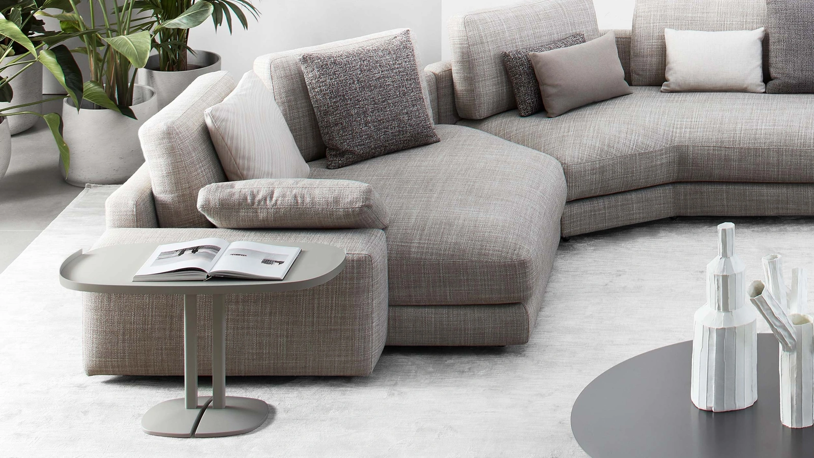 Tavolino ovale in metallo laccato con base in legno verniciata come la struttura Victoria di Flou