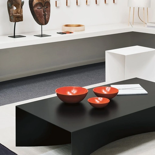 Tavolino Void in lamiera di acciaio laccato nero o bianco di Desalto