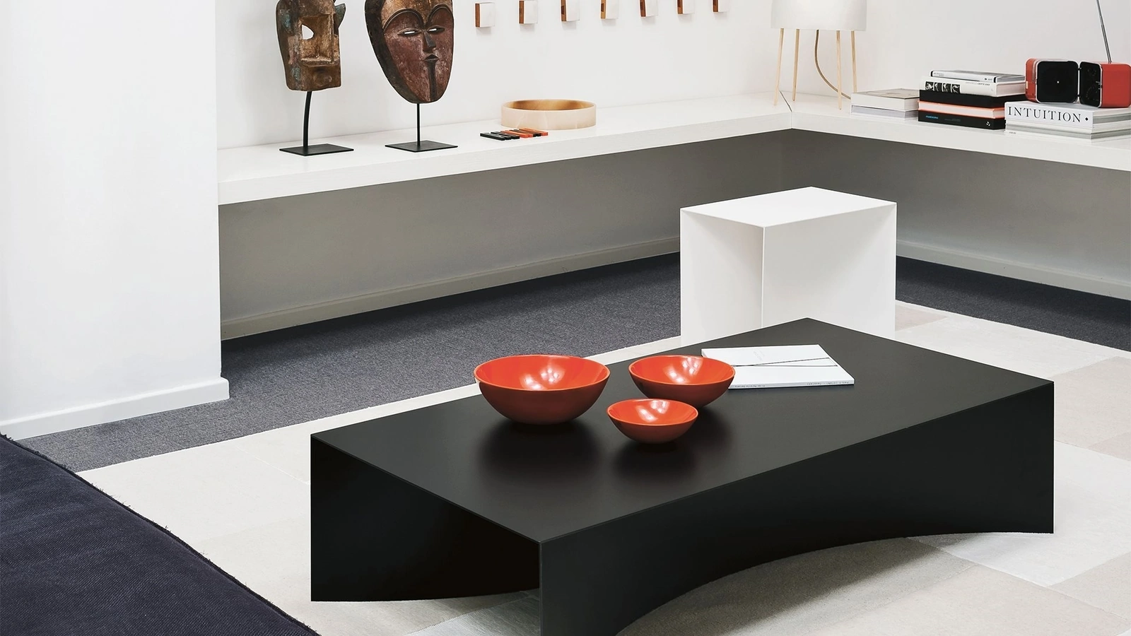 Tavolino Void in lamiera di acciaio laccato nero o bianco di Desalto