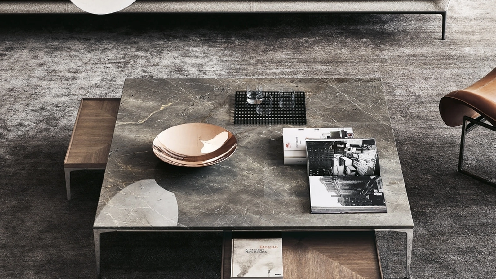 Tavolino quadrato Tray con top in marmo ed essenza di noce ad intarsio e base in alluminio di Rimadesio