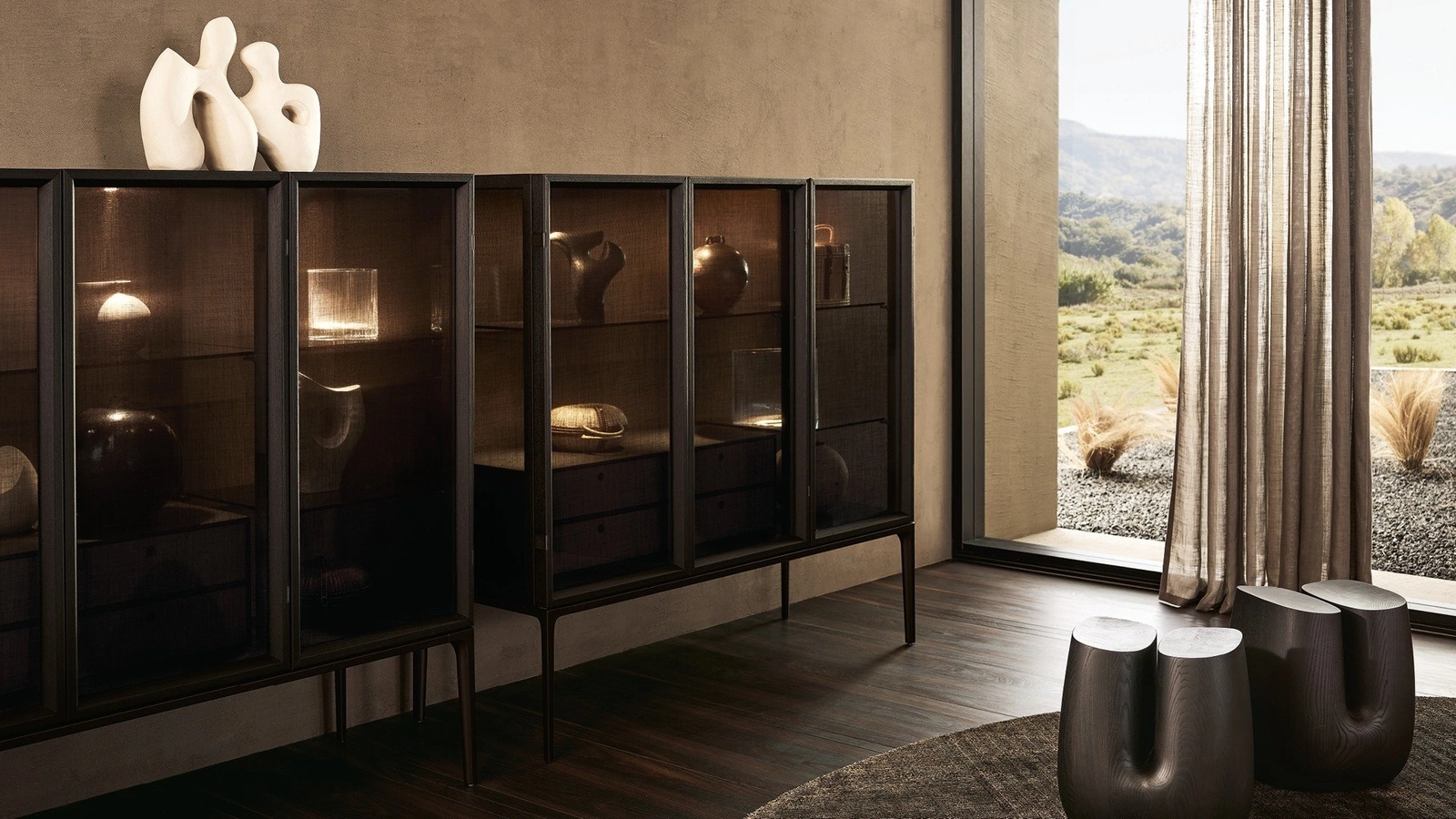 Tavolio Ube, blocco unico in legno massello nella finitura olmo nero di Poliform