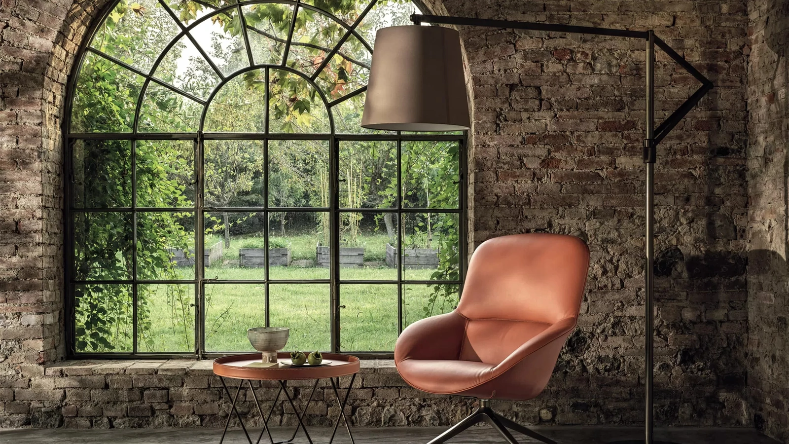 Lampada da terra Cloe con paralume in tessuto e struttura in acciaio laccato di Bontempi