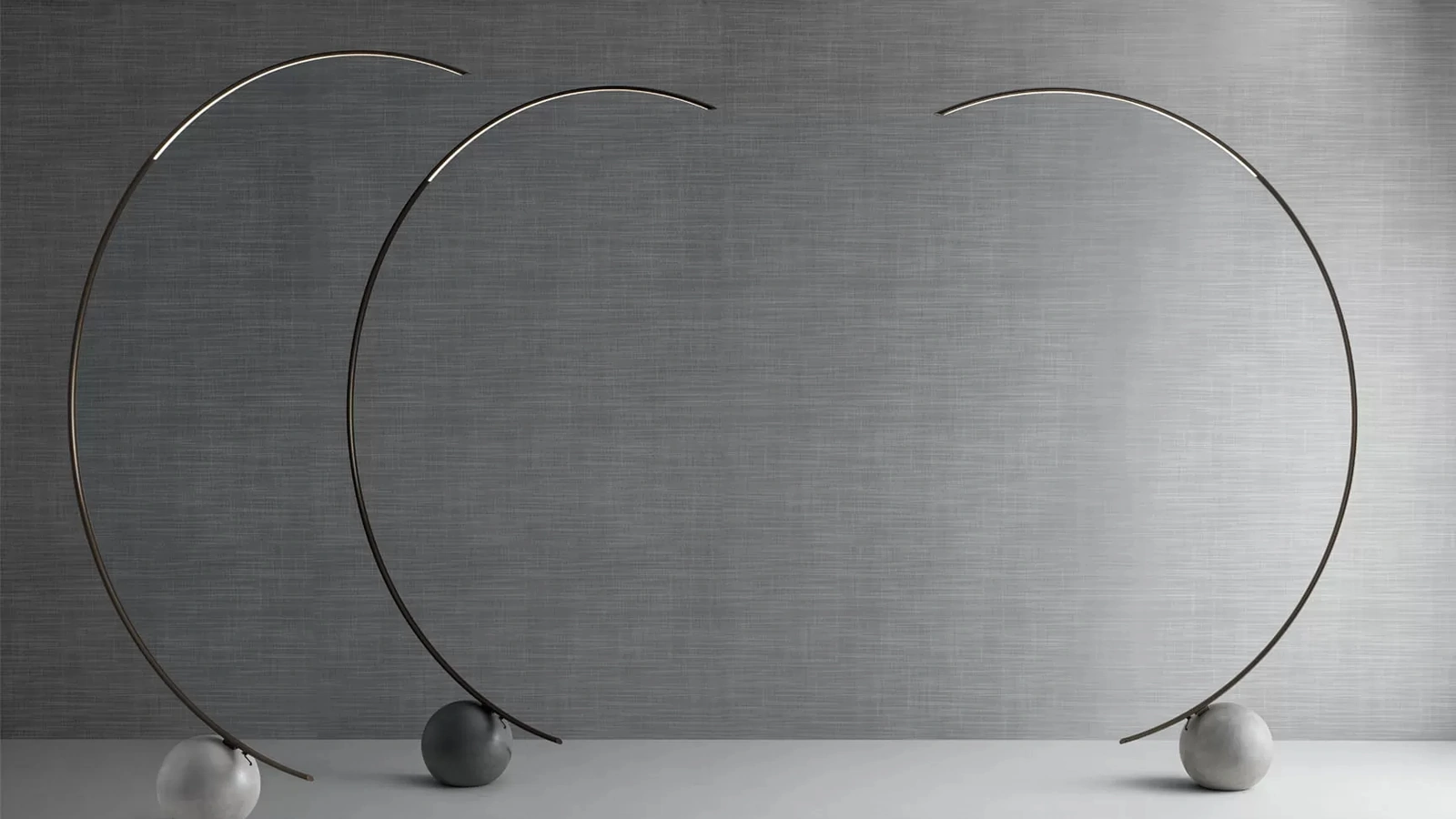 Lampada da terra Circle composta da base in cemento e struttura in acciaio laccato di Bontempi