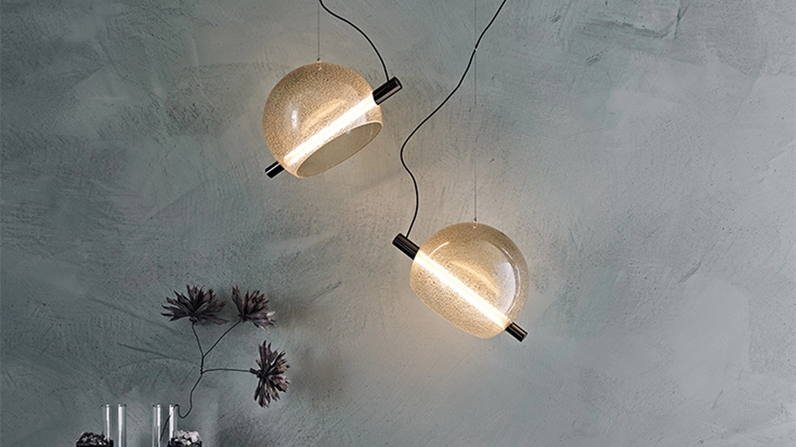 Lampada a sospensione con paralume in vetro soffiato trasparente o fumé Cody di Cattelan Italia