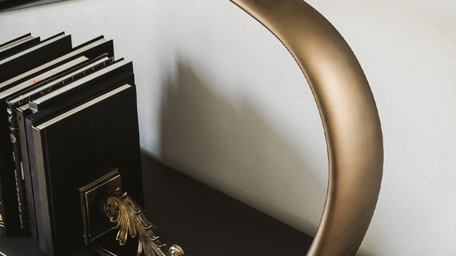 Lampada da tavolo Mamba in poliuretano verniciato di Cattelan Italia