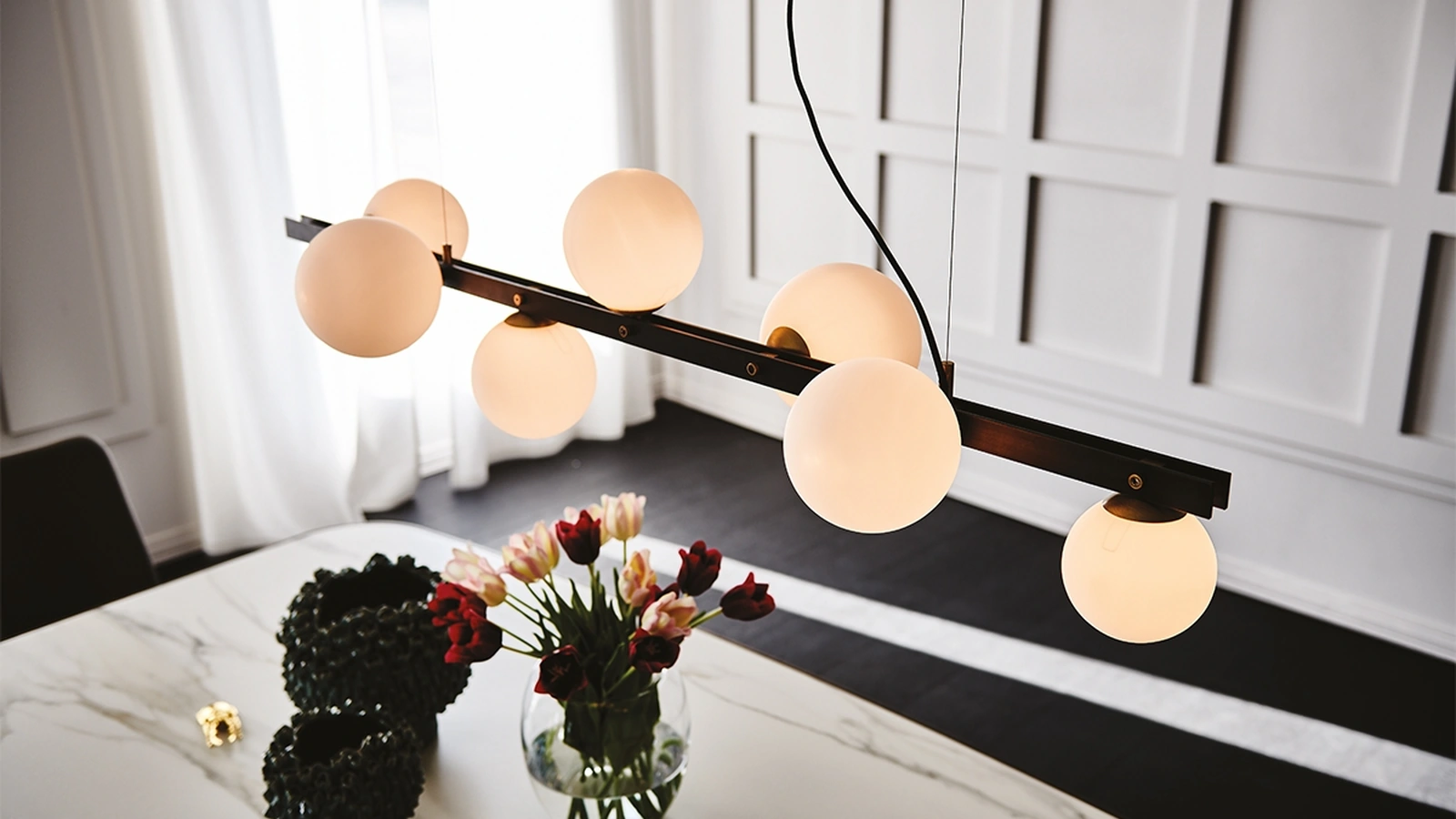 Lampada a sospensione in ferro brunito e sfere in vetro Planeta di Cattelan Italia