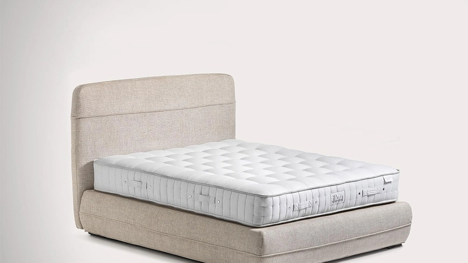 Materasso organico Leonardo composto da molle insacchettate e micromolle racchiuse da una imbottitura in crine di cavallo, cotone, canapa, lattice e cachemire di Flou