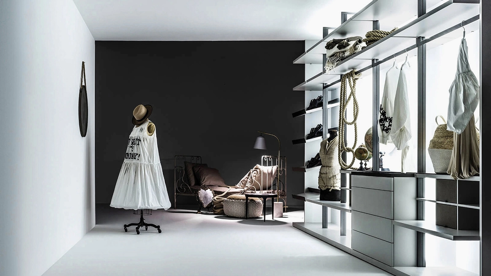 Cabina Armadio a Vista Freedhome in laccato bianco opaco sorretta da montanti di Caccaro