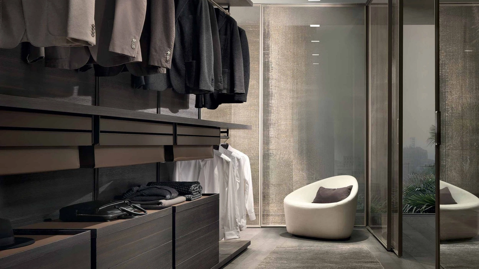 Cabina armadio Dress Bold in melaminico Larice carbone con schienali in vetro Caffè opaco di Rimadesio