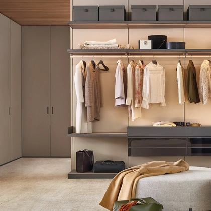 Cabina Armadio Ubik in nobilitato rovere cenere di Poliform