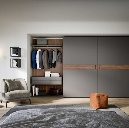 Armadio Class con anta scorrevole complanare in laccato opaco con inserto in legno di Novamobili