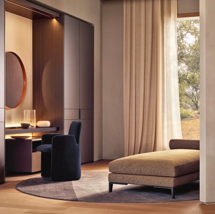 Armadio Senzafine Cover con ante in vetro acidato bronzo di Poliform