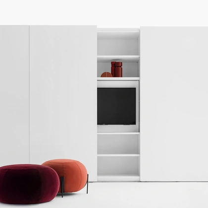 Armadio Freedhome ad ante scorrevoli in laccato bianco opaco con porta TV apribile di Caccaro