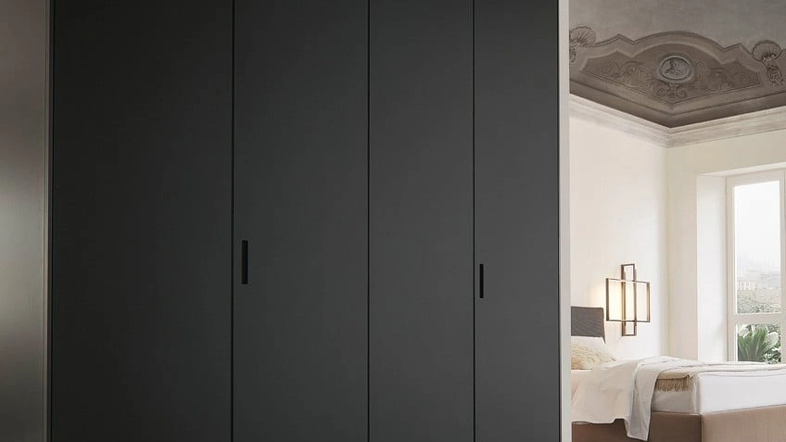 Armadio con ante battenti Senzafine Ocean in vetro satinato nero di Poliform