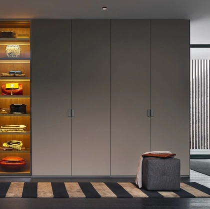 Armadio con ante battenti Senzafine New Entry laccato Arena di Poliform