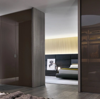 Armadio con ante battenti Senzafine New Entry moka di Poliform