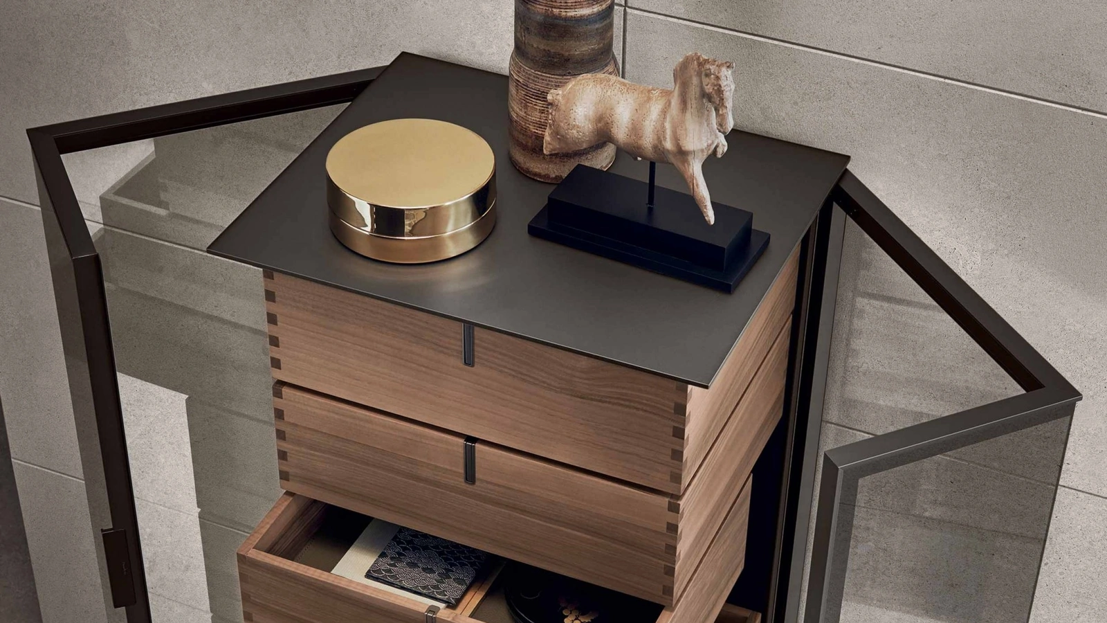 Cassettiera Ala in vetro e alluminio con cassetti in legno, top e schienale in bronzo opaco di Rimadesio