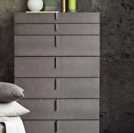 Cassettiera in legno laccato Ari di Flou