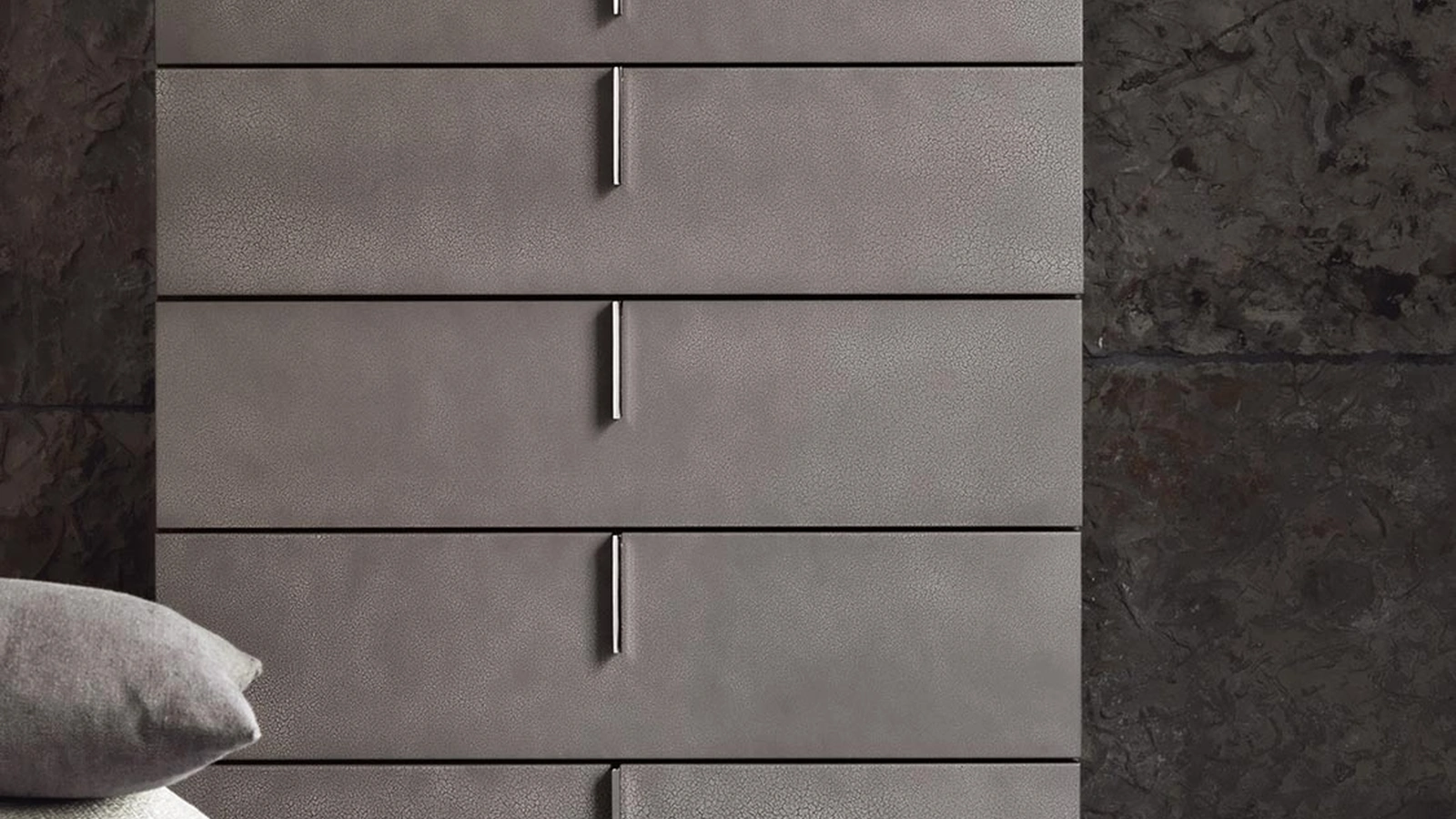 Cassettiera in legno laccato Ari di Flou