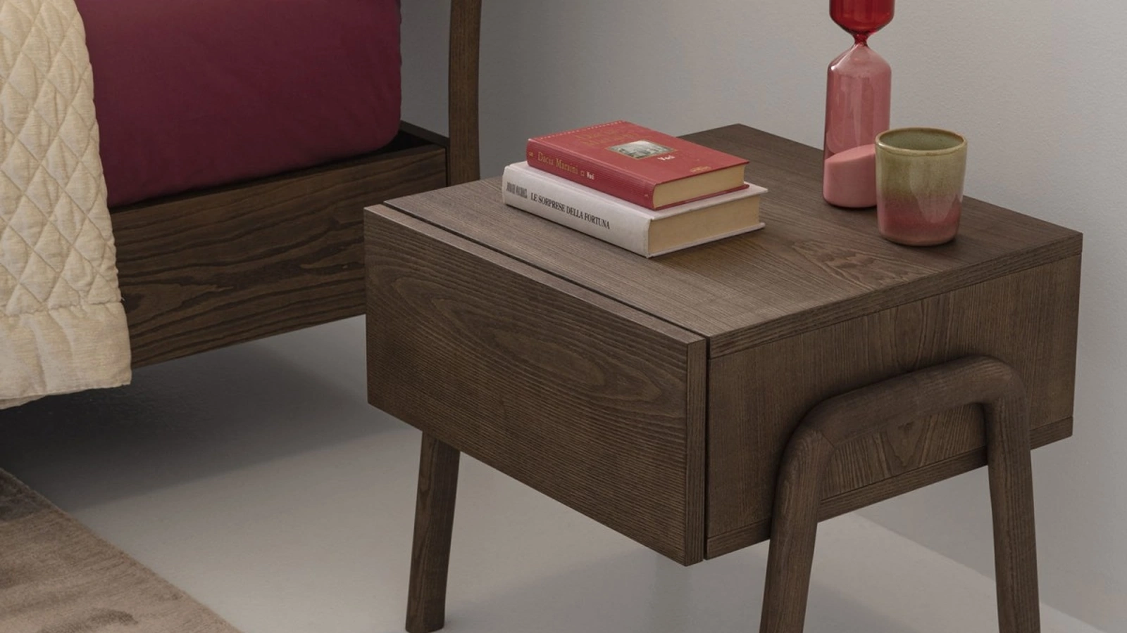 Comodino Bug in frassino con piedi scultura in legno massello di Oggioni