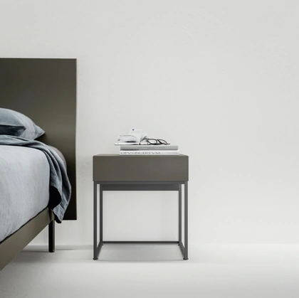 Comodino Filnox con base in metallo di Caccaro