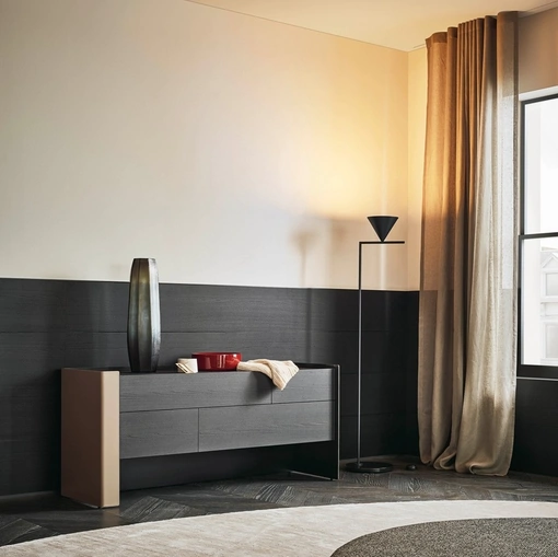 Comò Chloe in olmo nero e cuoio di Poliform