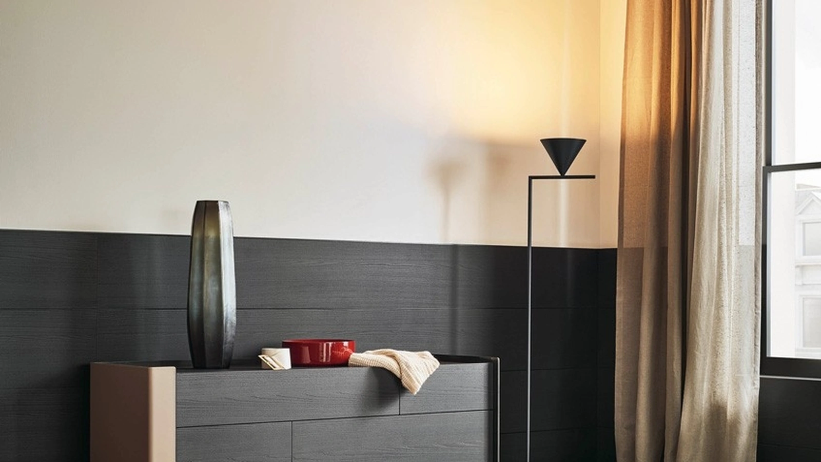 Comò Chloe in olmo nero e cuoio di Poliform