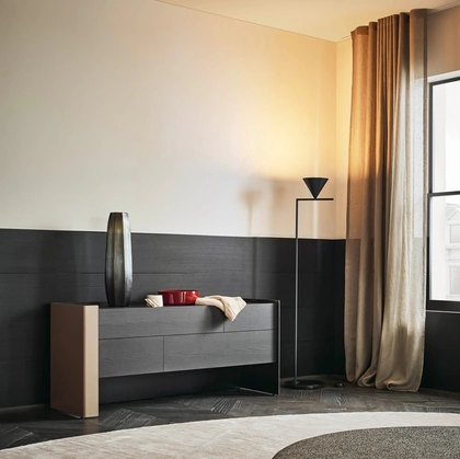 Comò Chloe in olmo nero e cuoio di Poliform