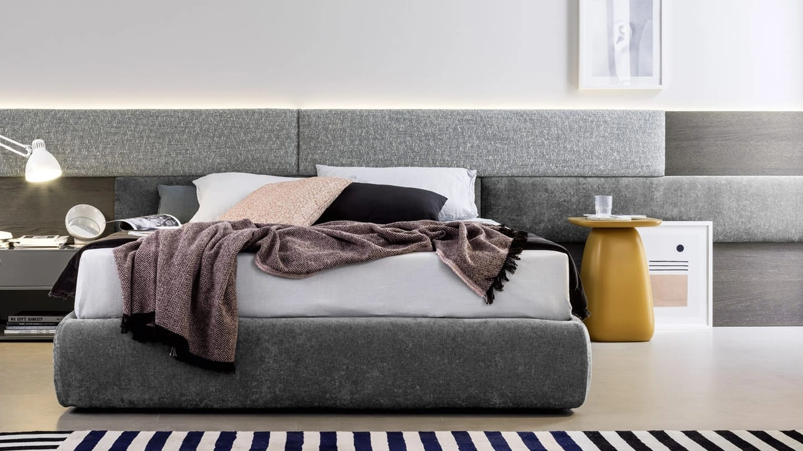 Comodino Cliff in poliuretano laccato di Novamobili