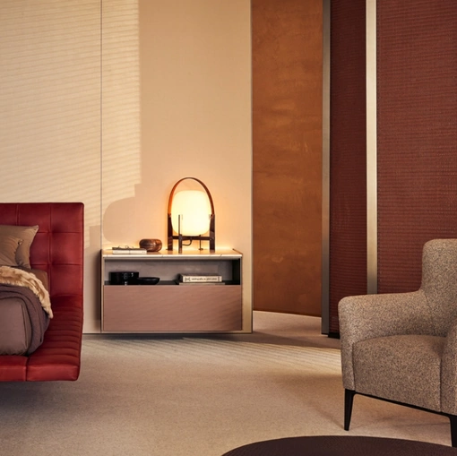 Comodino sospeso retroilluminato Code in laccato metallico ottone e top in marmo di Poliform