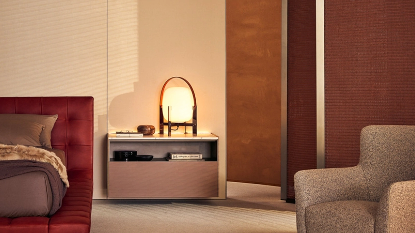 Comodino sospeso retroilluminato Code in laccato metallico ottone e top in marmo di Poliform