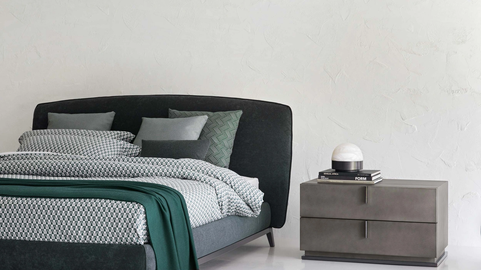 Comodino Ari in legno laccato opaco con maniglie e base in nickel nero lucido di Flou