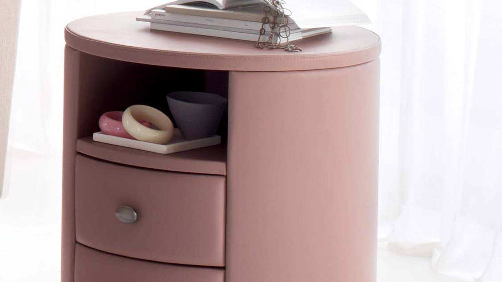 Comodino rivestito completamente in pelle Condotti di Flou