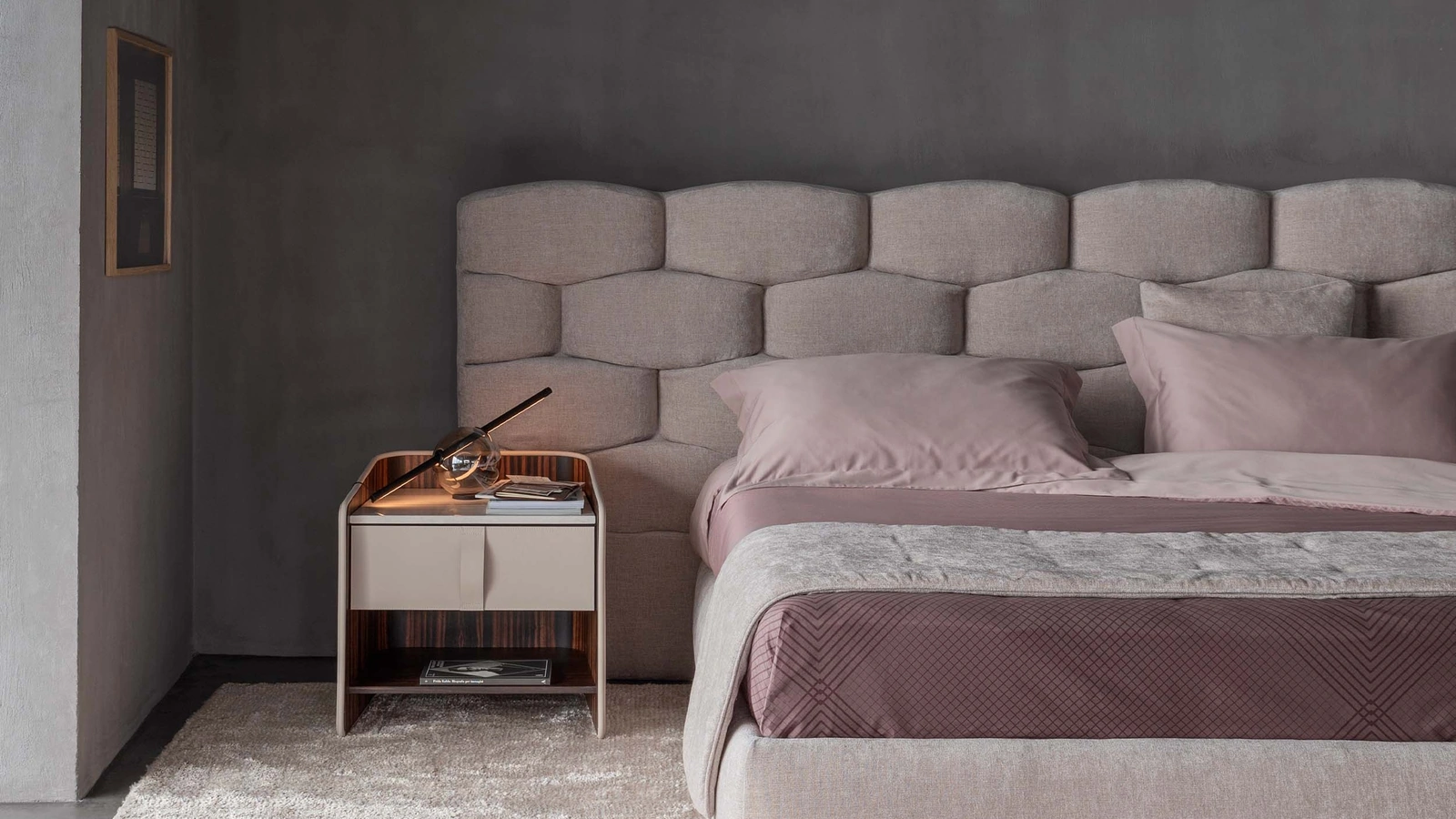 Comodino rivestito in pelle Gentleman di Flou