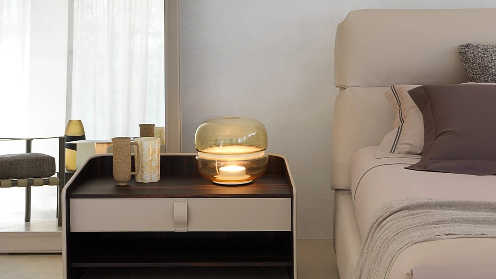 Comodino rivestito in pelle Gentleman di Flou