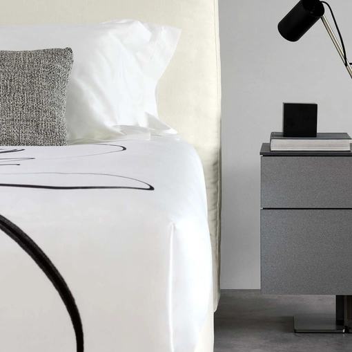 Comodino Juta Alto laccato opaco con piedino centrale in metallo di Flou