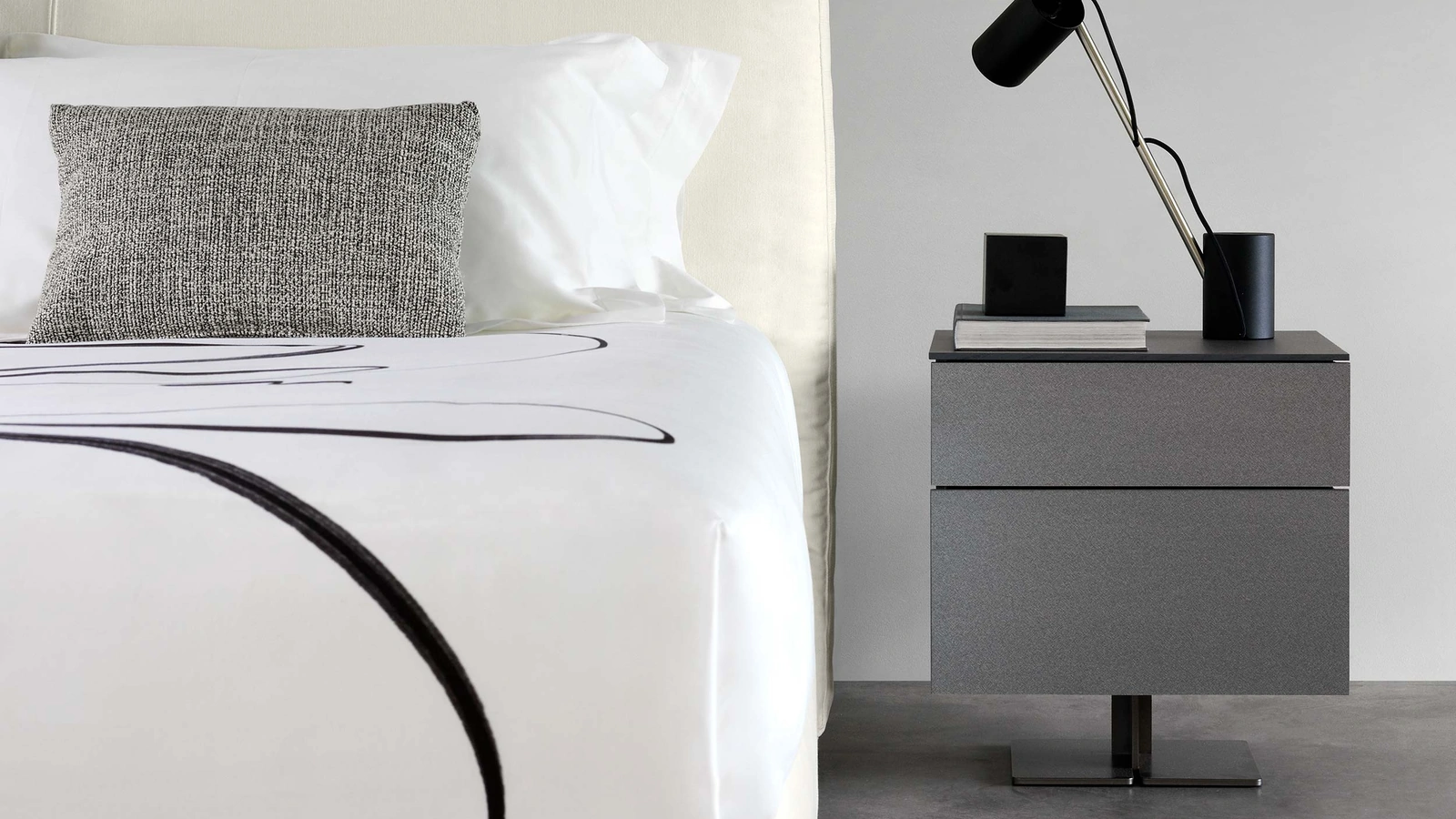 Comodino Juta Alto laccato opaco con piedino centrale in metallo di Flou