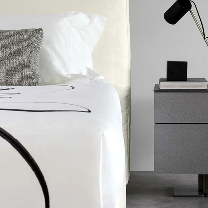 Comodino Juta Alto laccato opaco con piedino centrale in metallo di Flou