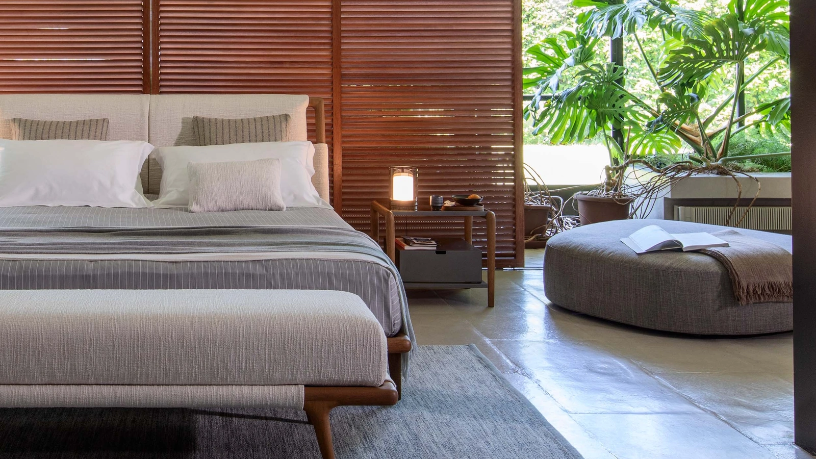 Comodino in vetro metallo e legno Gaudì di Flou