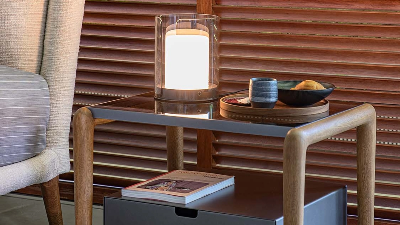 Comodino in vetro metallo e legno Gaudì di Flou