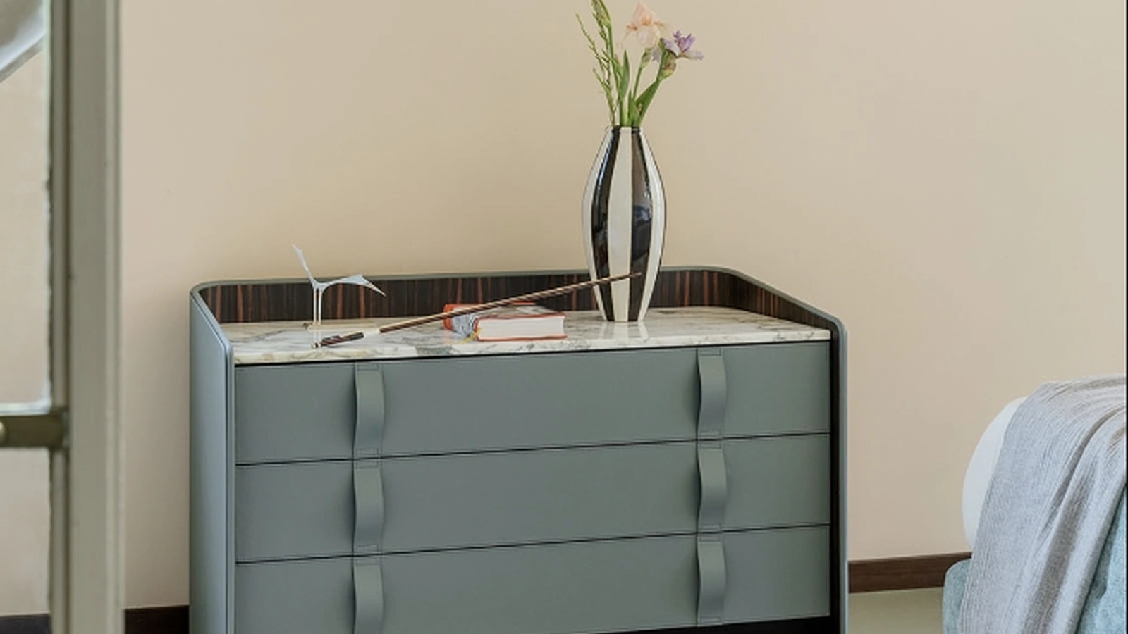 Comò Gentleman rivestito in pelle di Flou