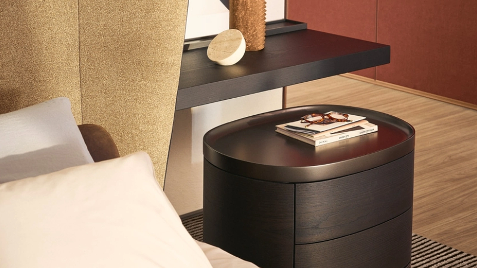 Comodino Gentleman in olmo nero e top in laccato opaco bronzo di Poliform