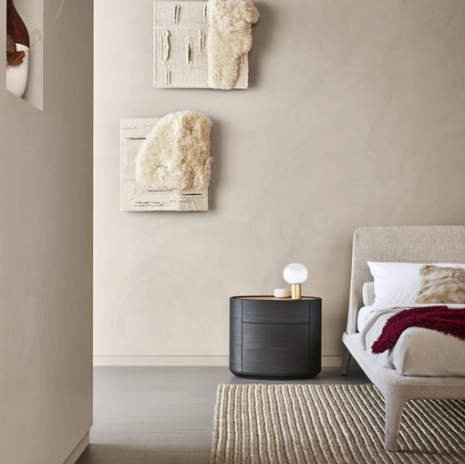 Comodino Kelly in olmo nero con top in cuoio invecchiato di Poliform