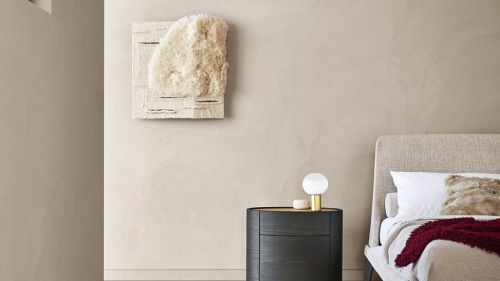 Comodino Kelly in olmo nero con top in cuoio invecchiato di Poliform