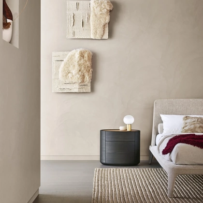 Comodino Kelly in olmo nero con top in cuoio invecchiato di Poliform